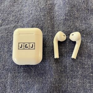Case & Wireless White Earphones Charges Does NOT Pair Unbranded NO Charging Cord